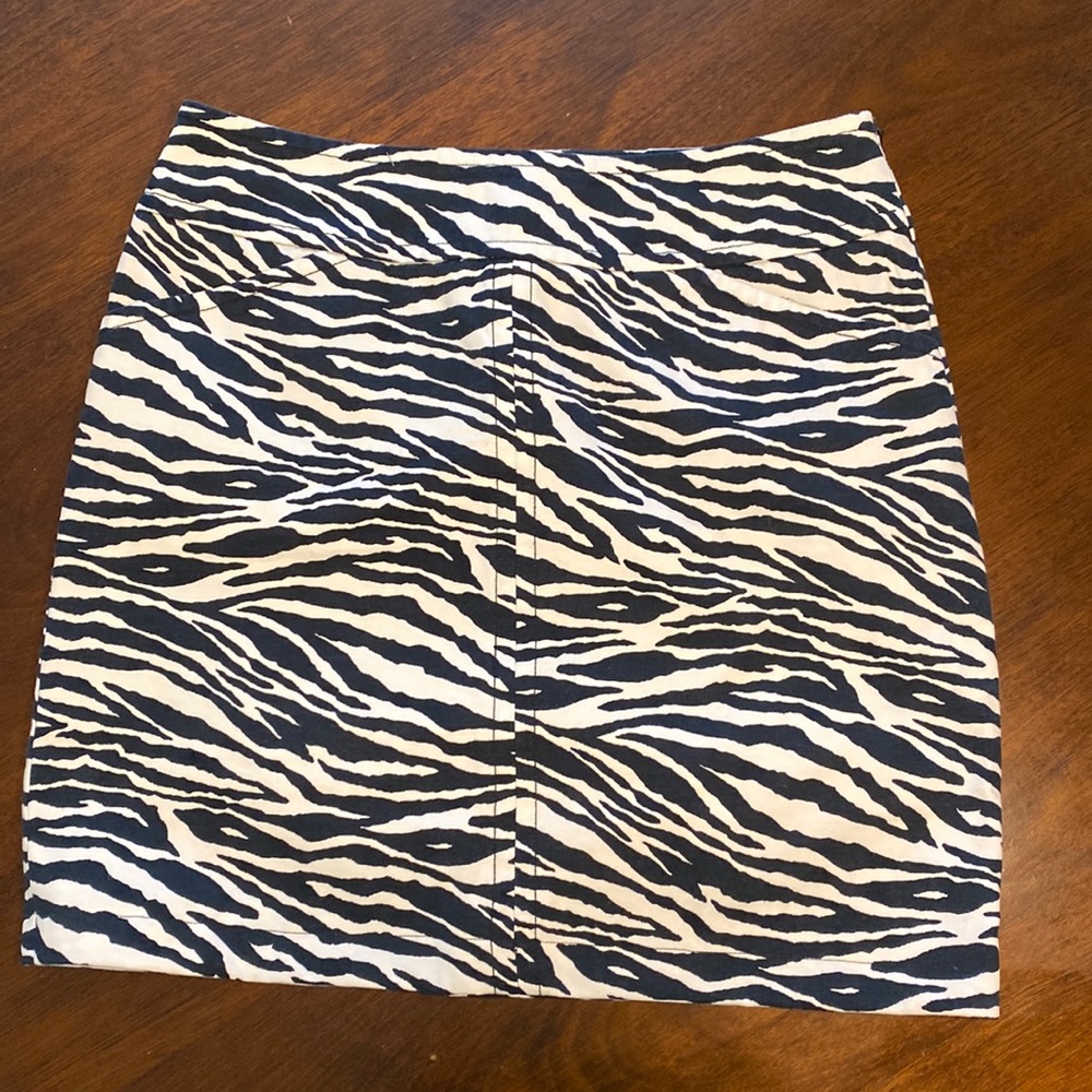Jones New York Signature y2k zebra print skirt with pockets. Women’s sz 6